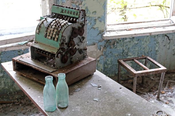 Vyrabované obchody - 15 strašidelných fotek z Černobylu a Pripjati 30 let po jaderné havárii Vyrabované obchody - 15 strašidelných fotek z Černobylu a Pripjati 30 let po jaderné havárii