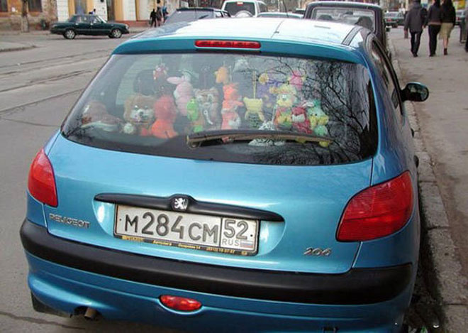 Plyšáci jsou fajn, ale co výhled dozadu? Zbytečnost - Ženy za volantem Plyšáci jsou fajn, ale co výhled dozadu? Zbytečnost - Ženy za volantem